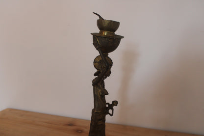 Statuette africaine en bronze/laiton – Femme porteuse avec enfant et coupelle – H35 cm