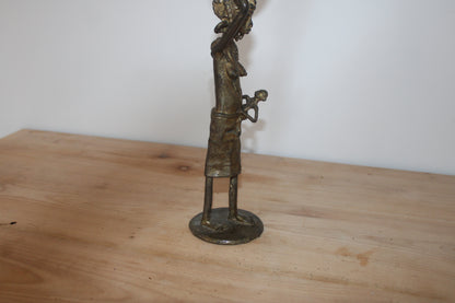 Statuette africaine en bronze/laiton – Femme porteuse avec enfant et coupelle – H35 cm
