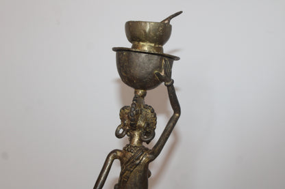 Statuette africaine en bronze/laiton – Femme porteuse avec enfant et coupelle – H35 cm