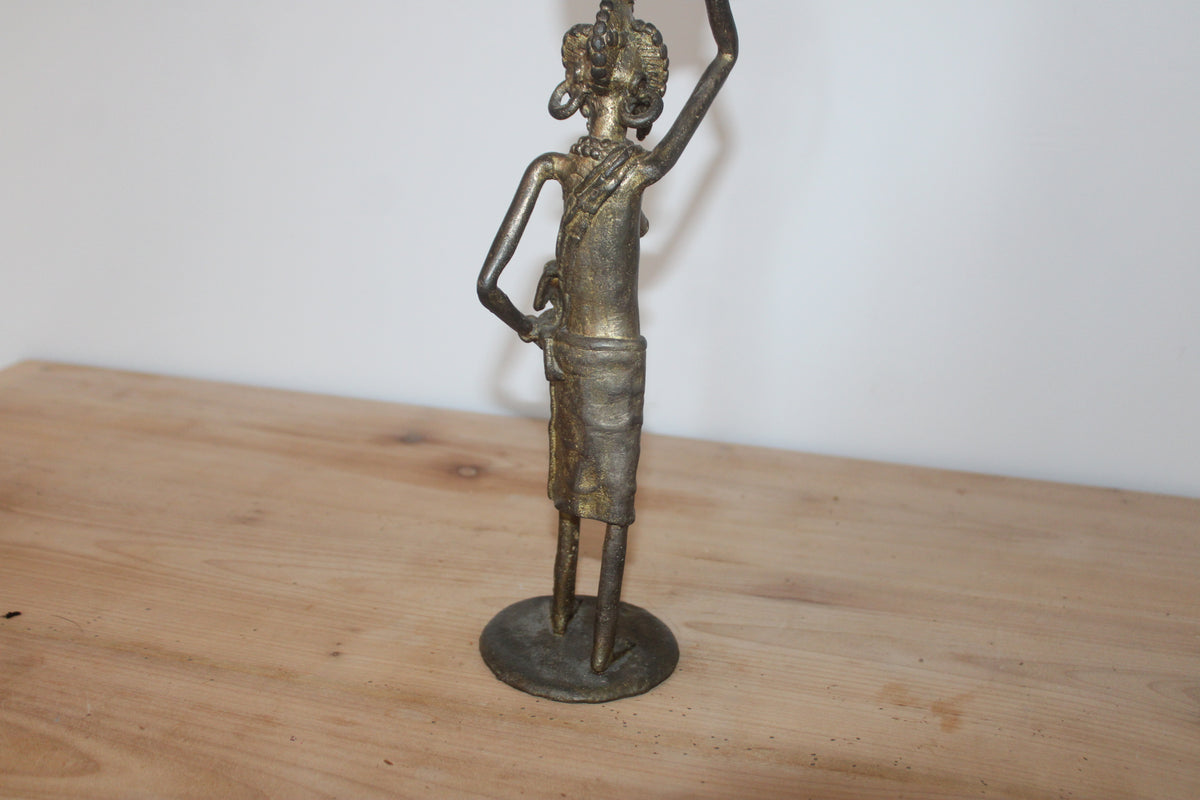 Statuette africaine en bronze/laiton – Femme porteuse avec enfant et coupelle – H35 cm