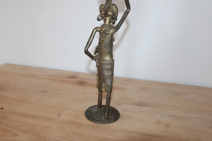 Statuette africaine en bronze/laiton – Femme porteuse avec enfant et coupelle – H35 cm