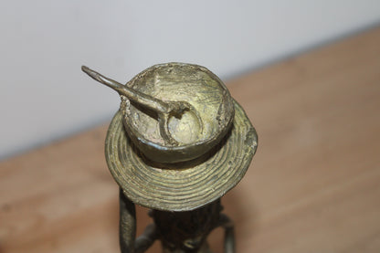 Statuette africaine en bronze/laiton – Femme porteuse avec enfant et coupelle – H35 cm