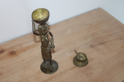 Statuette africaine en bronze/laiton – Femme porteuse avec enfant et coupelle – H35 cm
