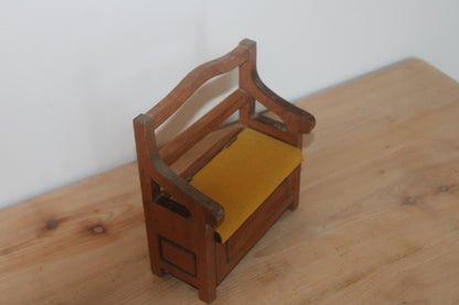 Petit banc-coffre miniature vintage en bois – assise ouvrante jaune moutarde