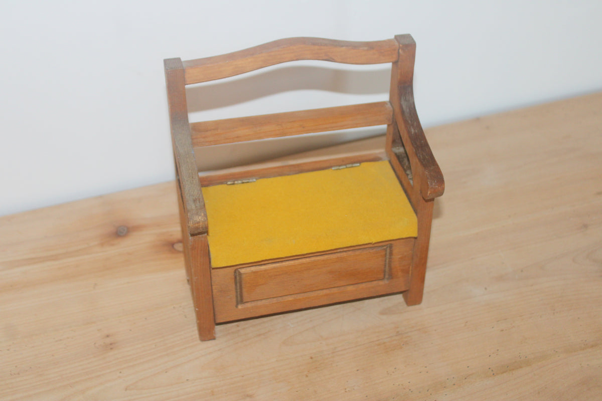 Petit banc-coffre miniature vintage en bois – assise ouvrante jaune moutarde