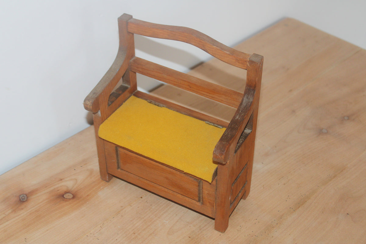 Petit banc-coffre miniature vintage en bois – assise ouvrante jaune moutarde