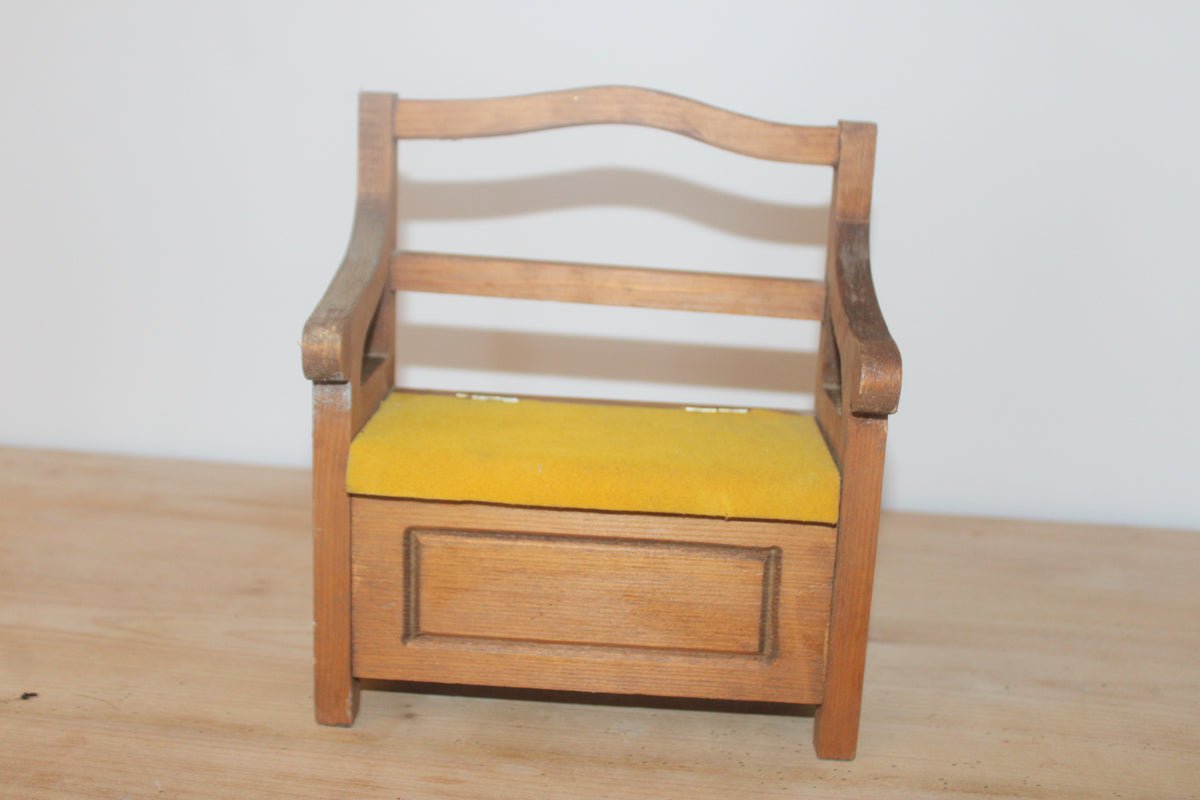 Petit banc-coffre miniature vintage en bois – assise ouvrante jaune moutarde