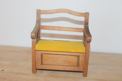 Petit banc-coffre miniature vintage en bois – assise ouvrante jaune moutarde