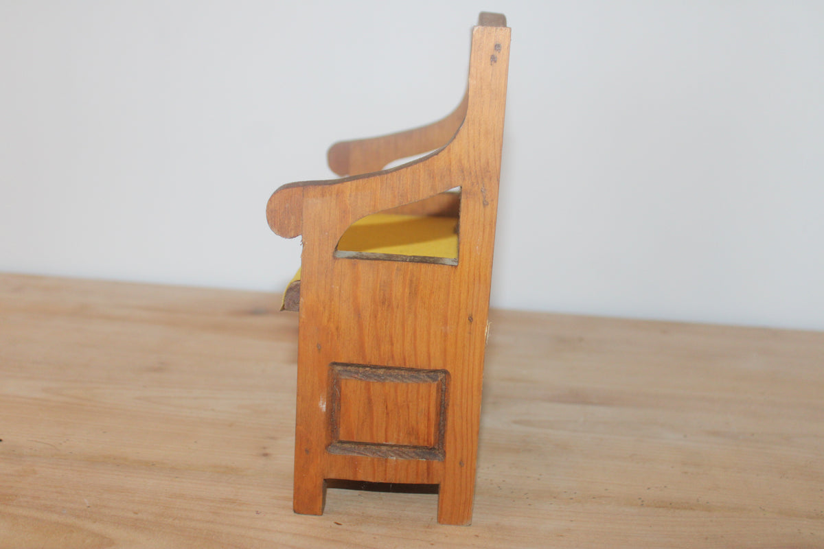 Petit banc-coffre miniature vintage en bois – assise ouvrante jaune moutarde