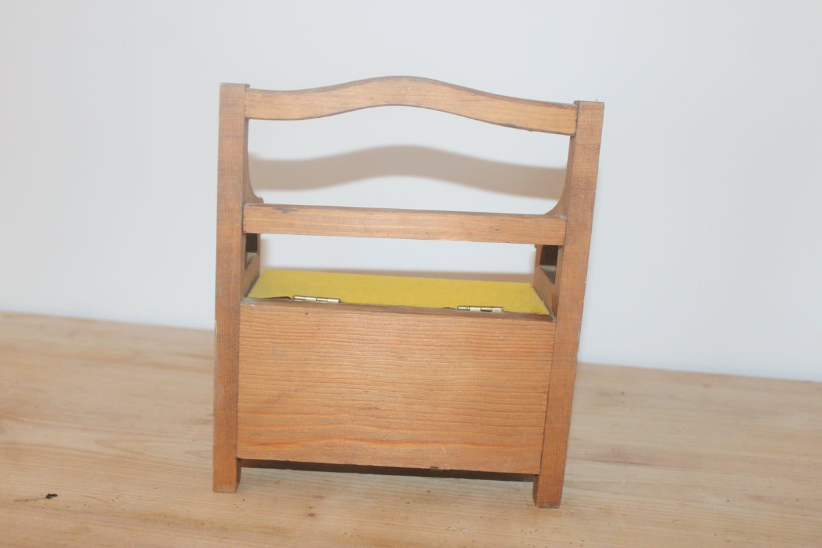 Petit banc-coffre miniature vintage en bois – assise ouvrante jaune moutarde