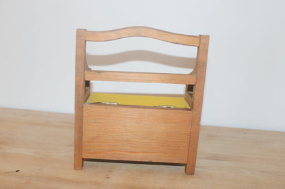 Petit banc-coffre miniature vintage en bois – assise ouvrante jaune moutarde