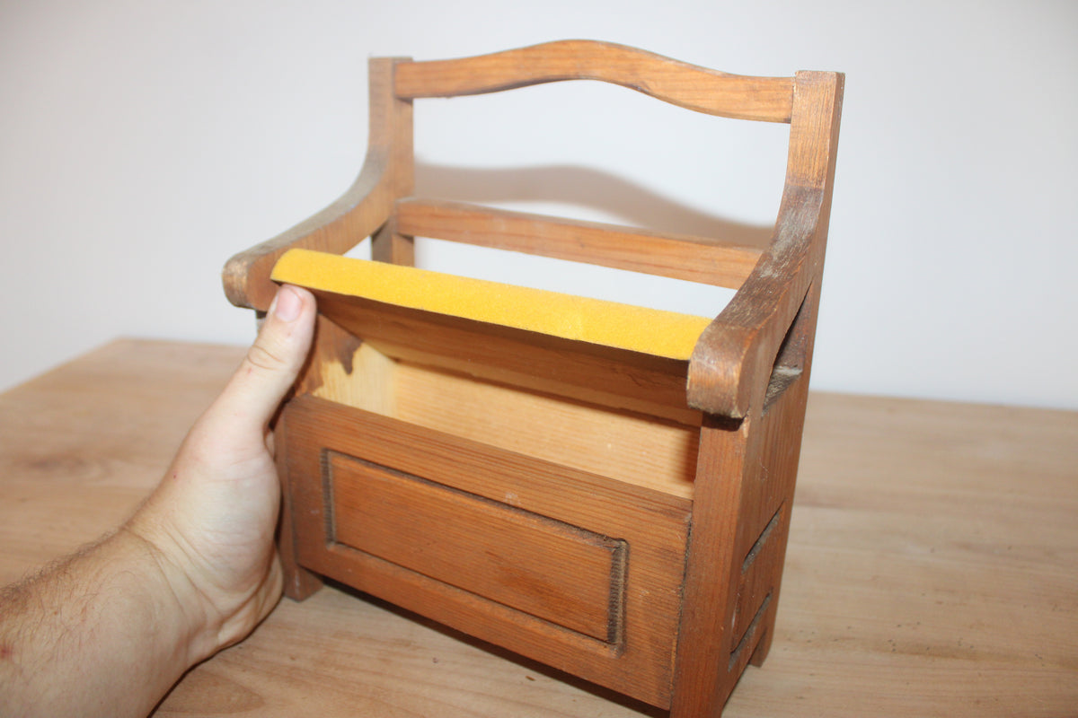 Petit banc-coffre miniature vintage en bois – assise ouvrante jaune moutarde