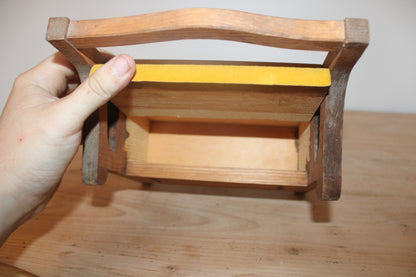 Petit banc-coffre miniature vintage en bois – assise ouvrante jaune moutarde