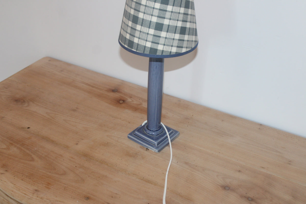 Lampe à poser vintage en céramique gris bleuté – Abat-jour conique tartan écossais – Années 70/80