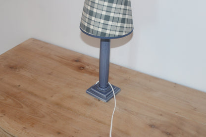 Lampe à poser vintage en céramique gris bleuté – Abat-jour conique tartan écossais – Années 70/80