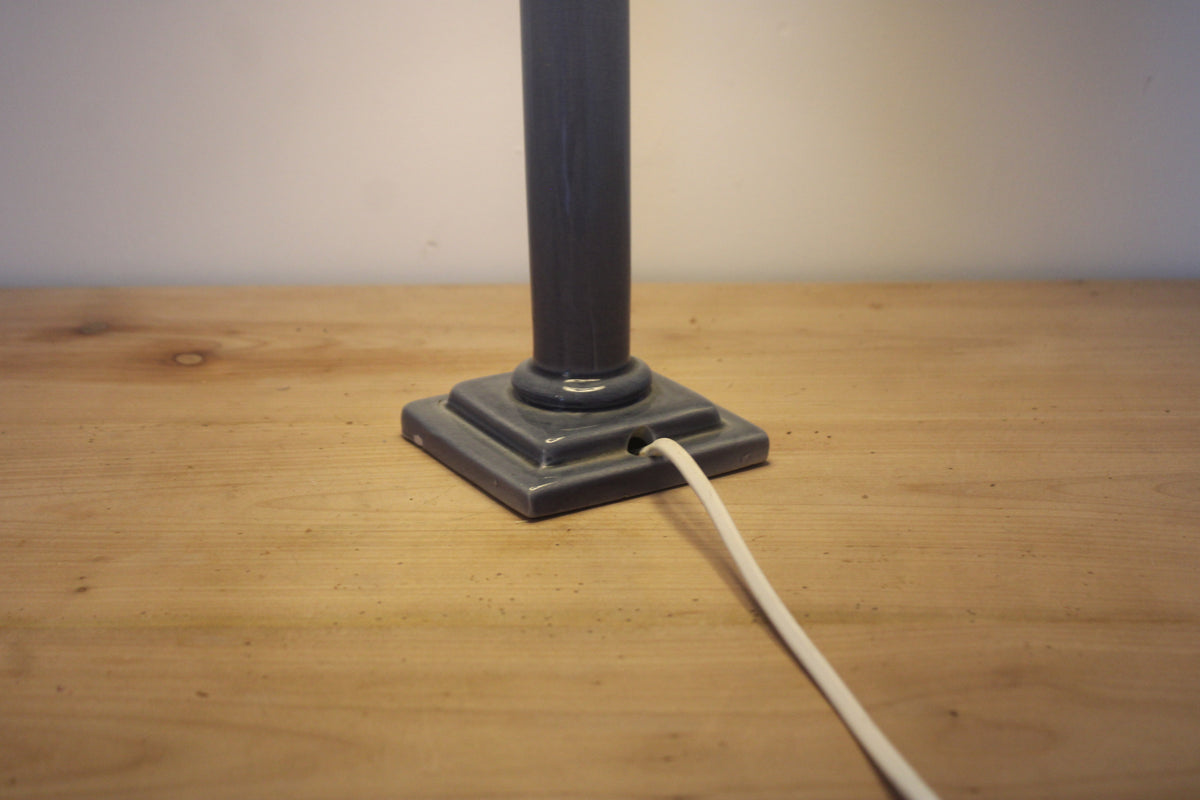 Lampe à poser vintage en céramique gris bleuté – Abat-jour conique tartan écossais – Années 70/80