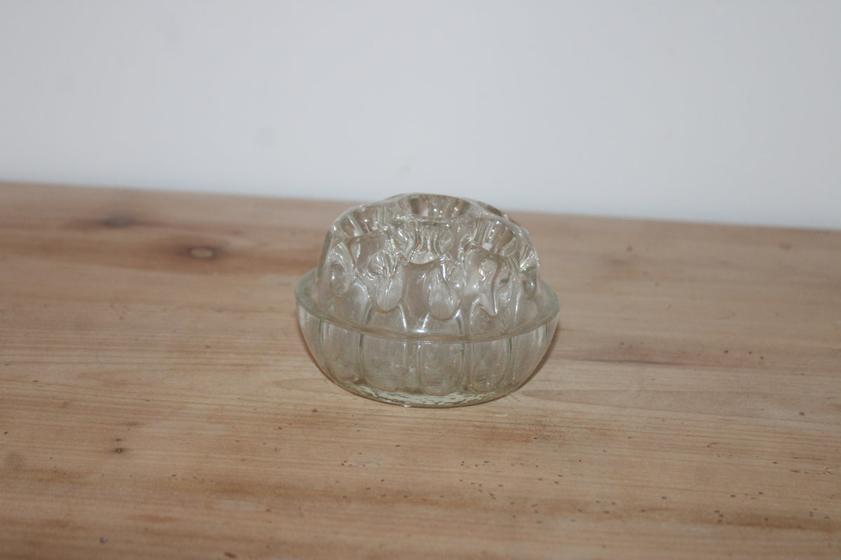 Ancien pique-fleurs en verre moulé transparent – Porte-fleurs vintage – Ø 10 cm