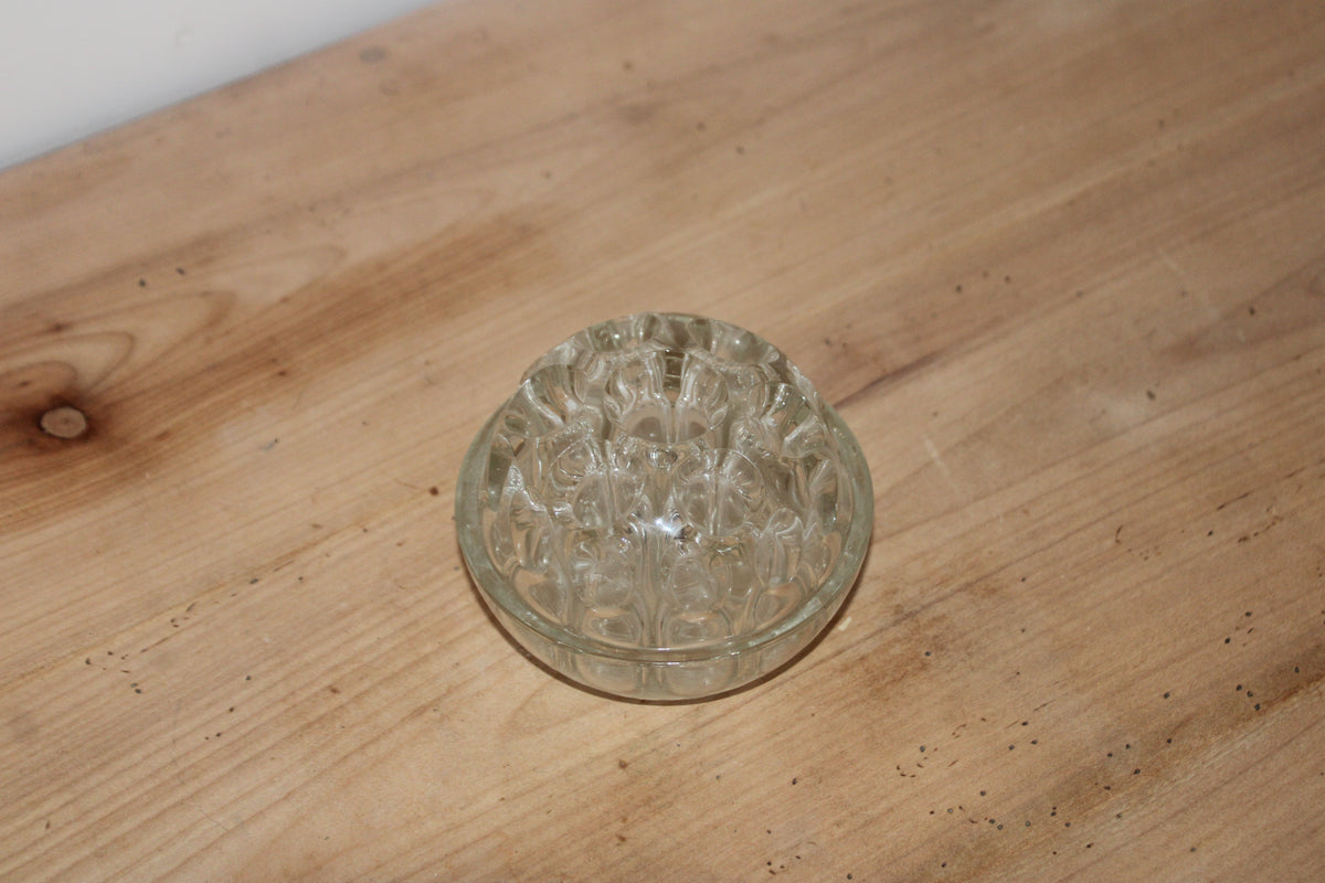 Ancien pique-fleurs en verre moulé transparent – Porte-fleurs vintage – Ø 10 cm