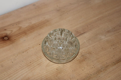 Ancien pique-fleurs en verre moulé transparent – Porte-fleurs vintage – Ø 10 cm