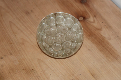 Ancien pique-fleurs en verre moulé transparent – Porte-fleurs vintage – Ø 10 cm