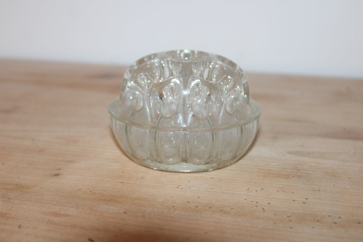 Ancien pique-fleurs en verre moulé transparent – Porte-fleurs vintage – Ø 10 cm