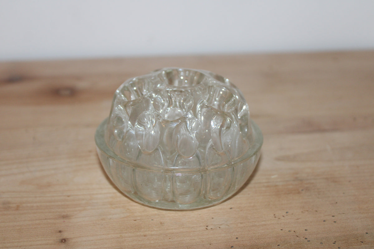 Ancien pique-fleurs en verre moulé transparent – Porte-fleurs vintage – Ø 10 cm