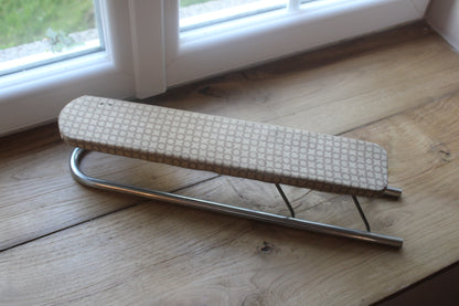 Jeannette de repassage vintage pliante – Planche à manches chromée – Motif géométrique rétro