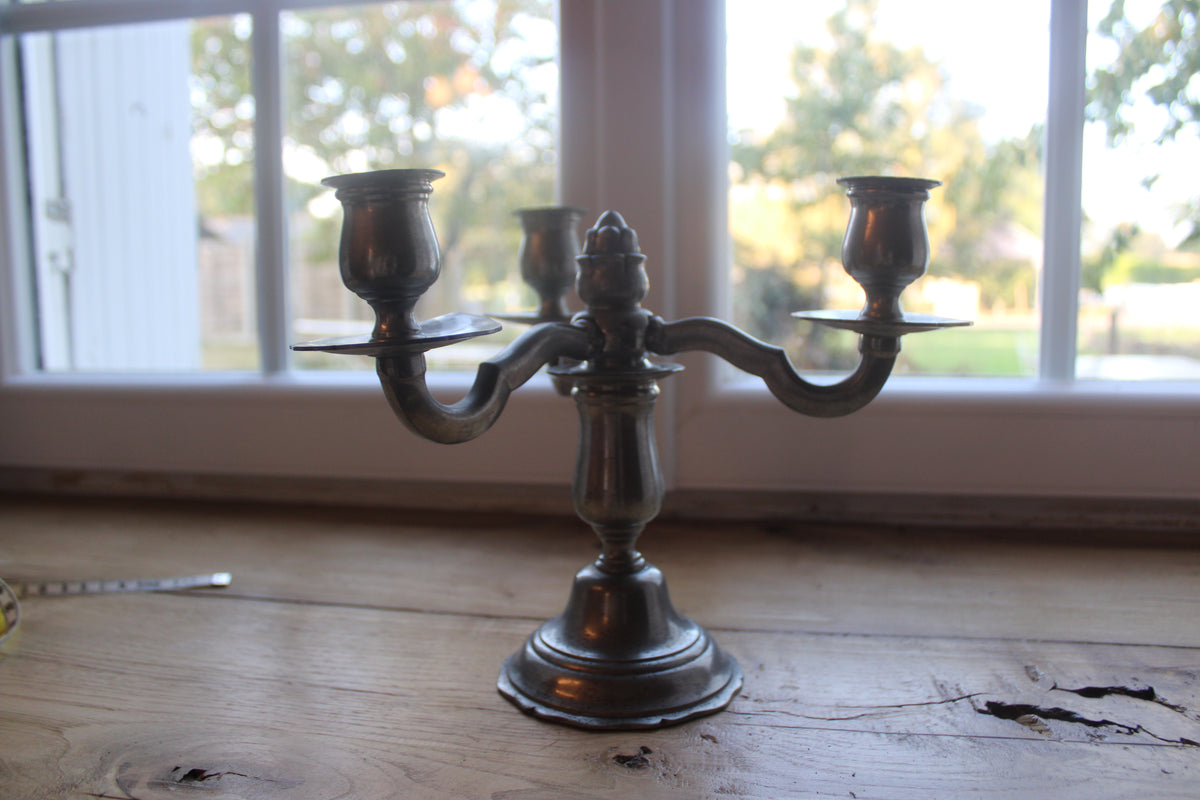 Chandelier vintage en étain à 3 feux – Candélabre ancien poinçonné – H 20 cm
