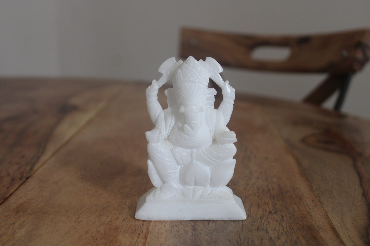 Statuette Ganesh en pierre blanche sculptée – Probablement marbre – H 11 cm