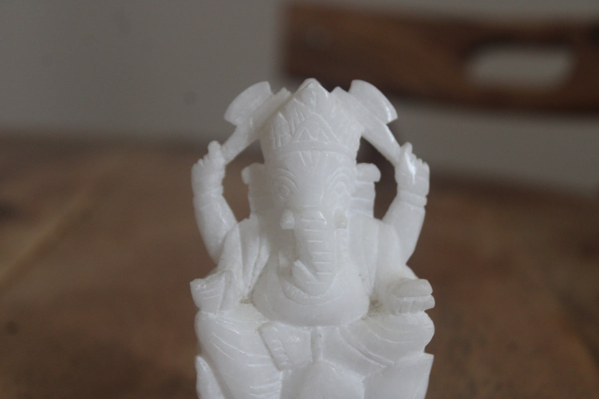 Statuette Ganesh en pierre blanche sculptée – Probablement marbre – H 11 cm