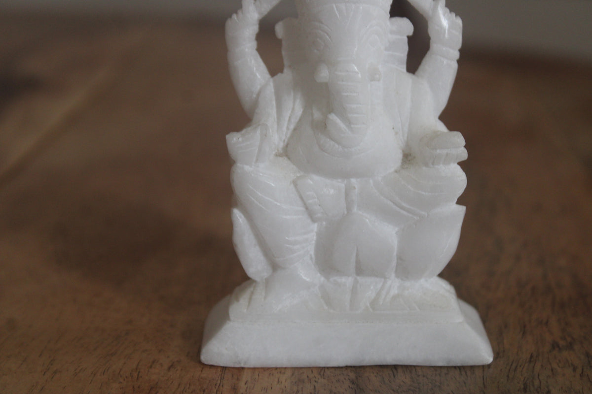 Statuette Ganesh en pierre blanche sculptée – Probablement marbre – H 11 cm