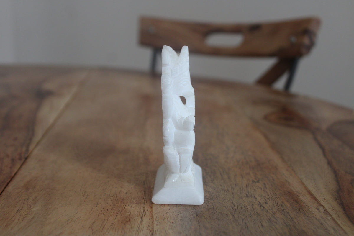 Statuette Ganesh en pierre blanche sculptée – Probablement marbre – H 11 cm