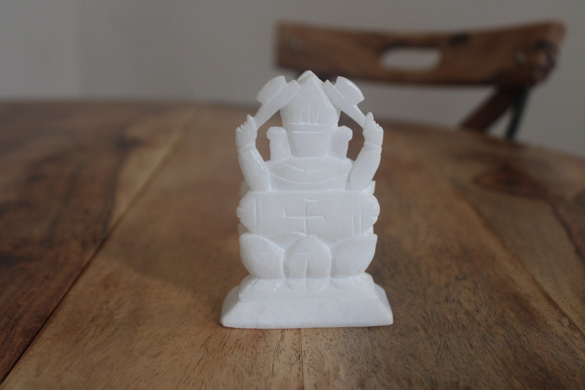 Statuette Ganesh en pierre blanche sculptée – Probablement marbre – H 11 cm
