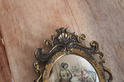etit cadre miniature vintage en métal doré – Scène romantique – Style rococo