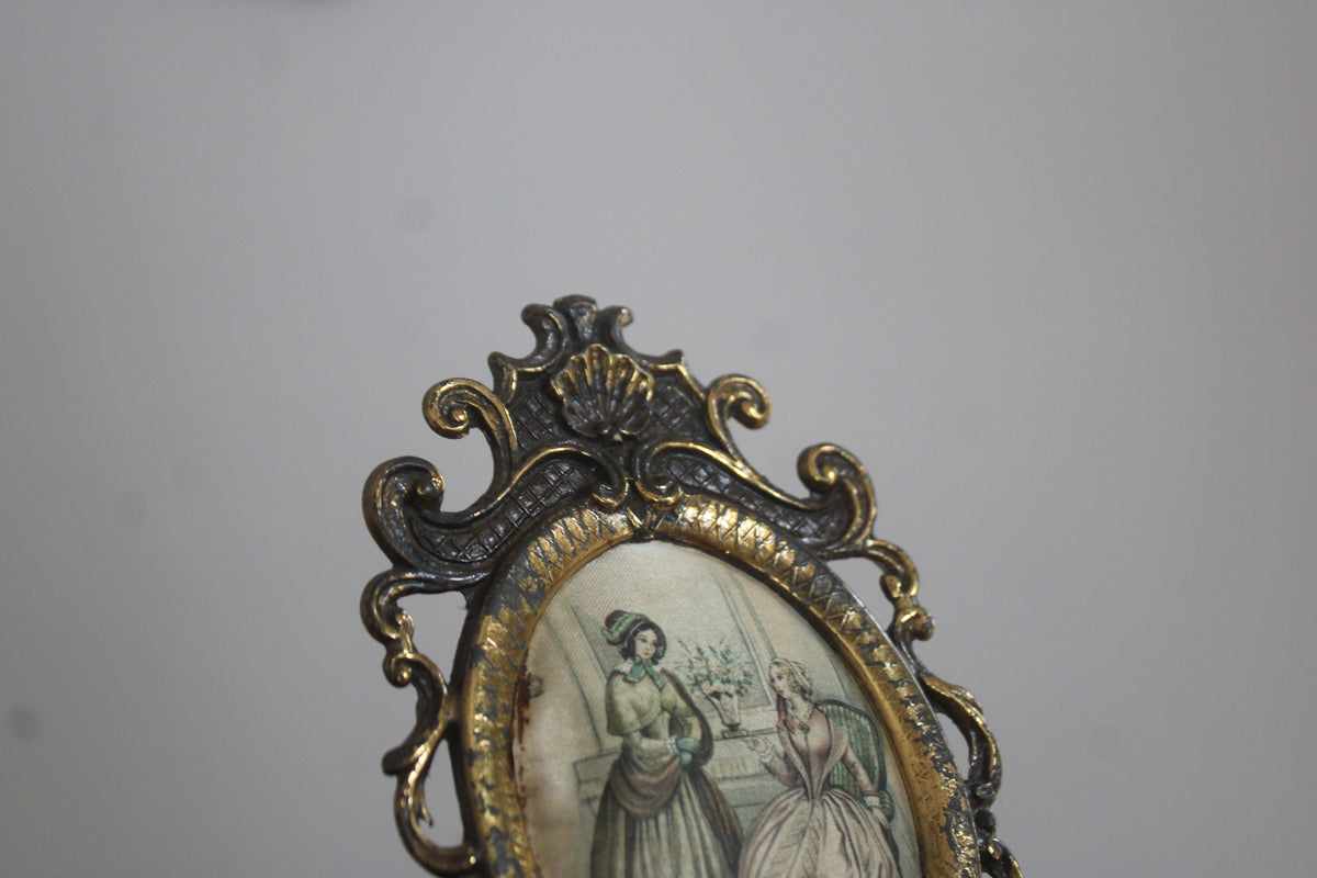 etit cadre miniature vintage en métal doré – Scène romantique – Style rococo