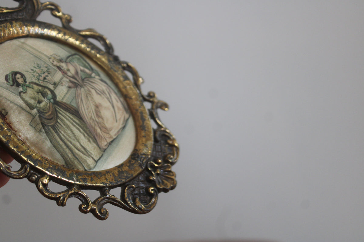 etit cadre miniature vintage en métal doré – Scène romantique – Style rococo