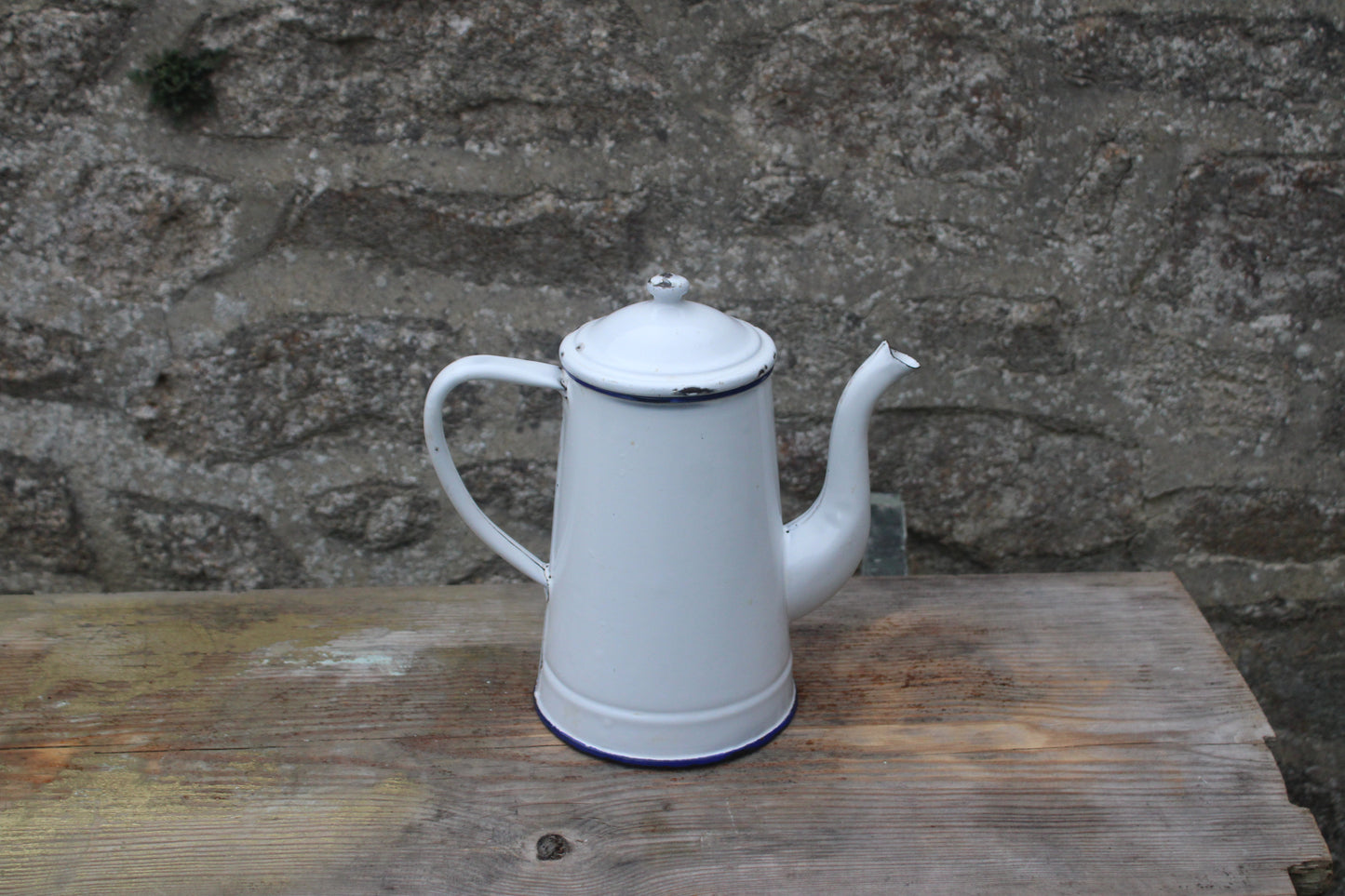 Ancienne cafetière en tôle émaillée blanche vintage