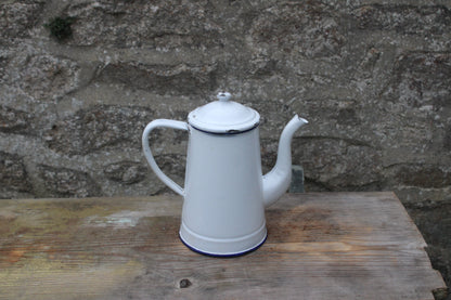 Ancienne cafetière en tôle émaillée blanche vintage