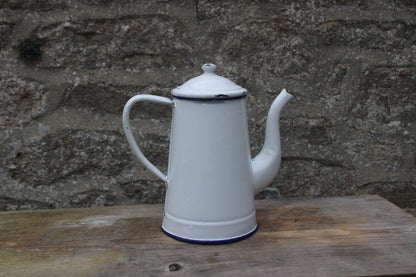 Ancienne cafetière en tôle émaillée blanche vintage
