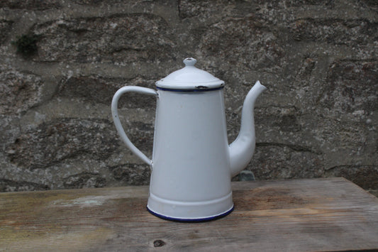 Ancienne cafetière en tôle émaillée blanche vintage