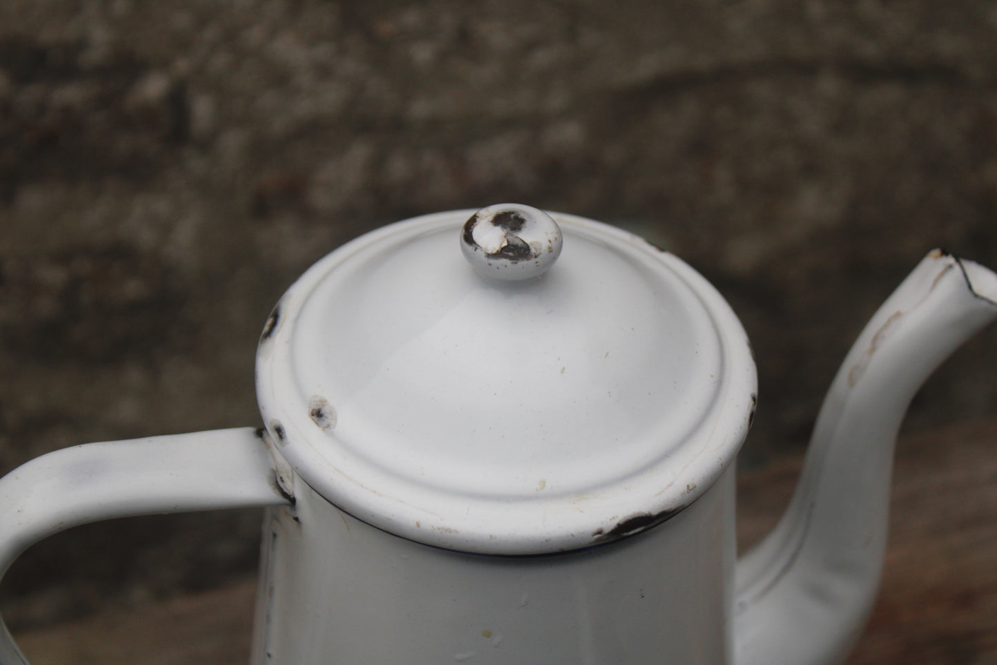 Ancienne cafetière en tôle émaillée blanche vintage