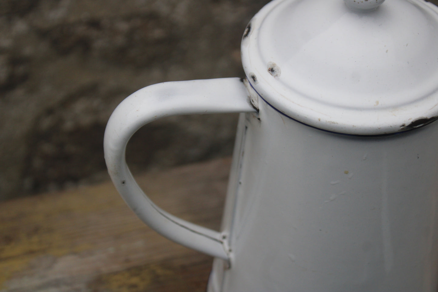 Ancienne cafetière en tôle émaillée blanche vintage