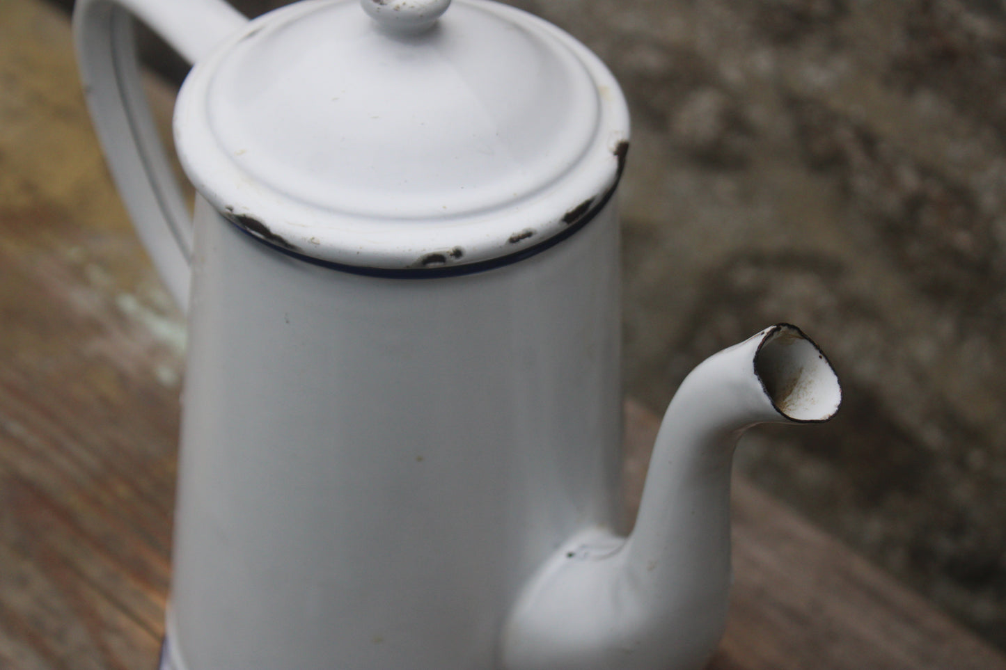 Ancienne cafetière en tôle émaillée blanche vintage