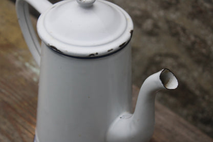 Ancienne cafetière en tôle émaillée blanche vintage