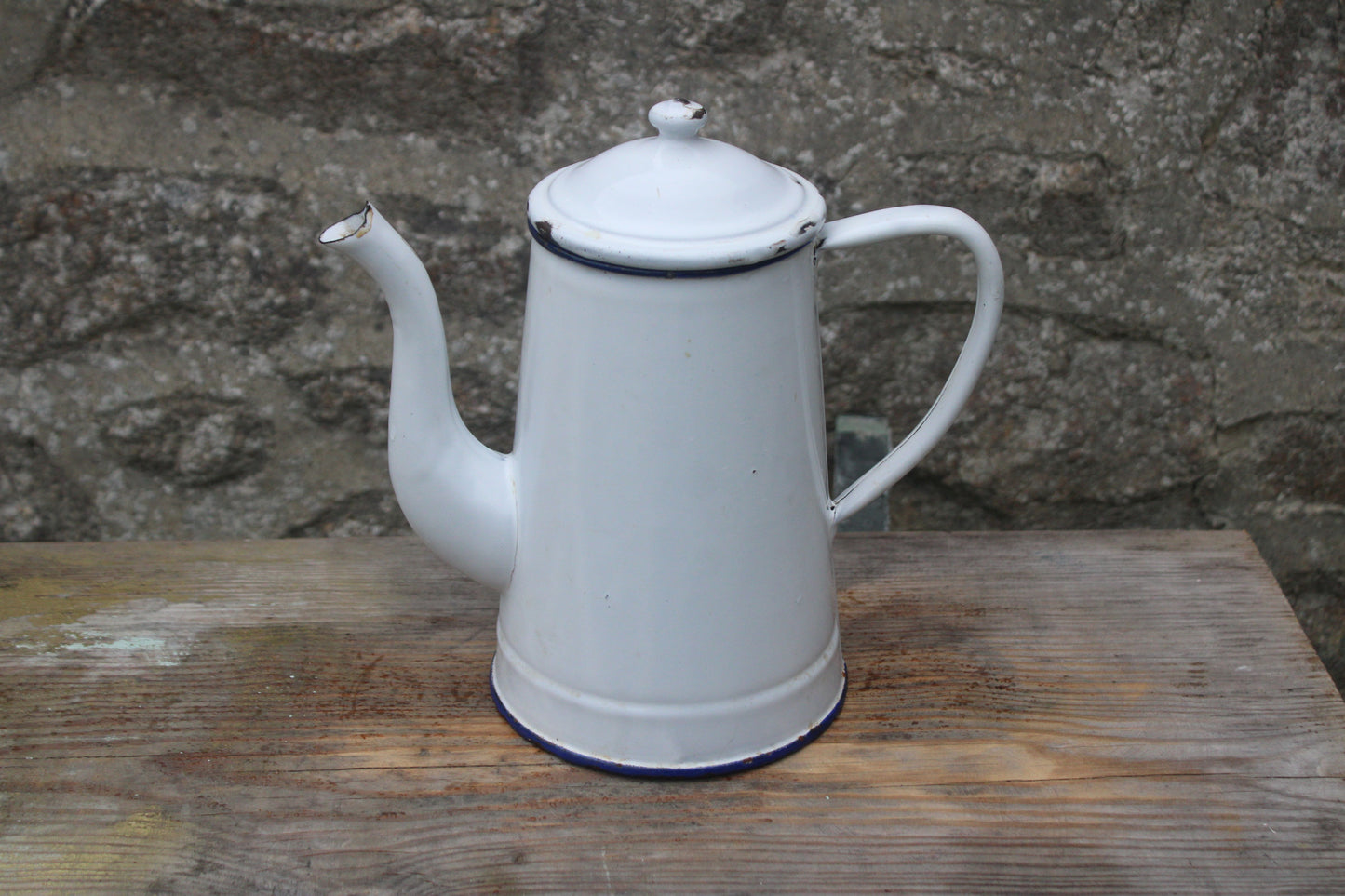 Ancienne cafetière en tôle émaillée blanche vintage