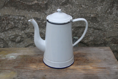 Ancienne cafetière en tôle émaillée blanche vintage