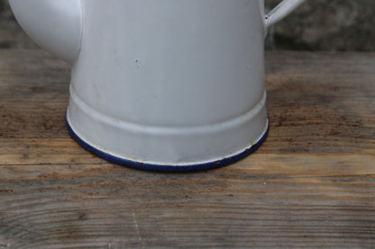 Ancienne cafetière en tôle émaillée blanche vintage
