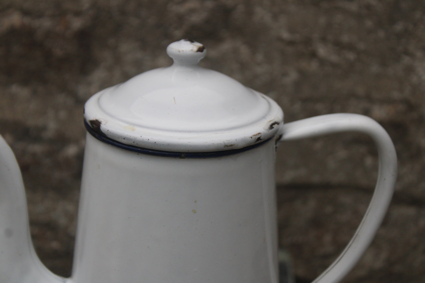 Ancienne cafetière en tôle émaillée blanche vintage