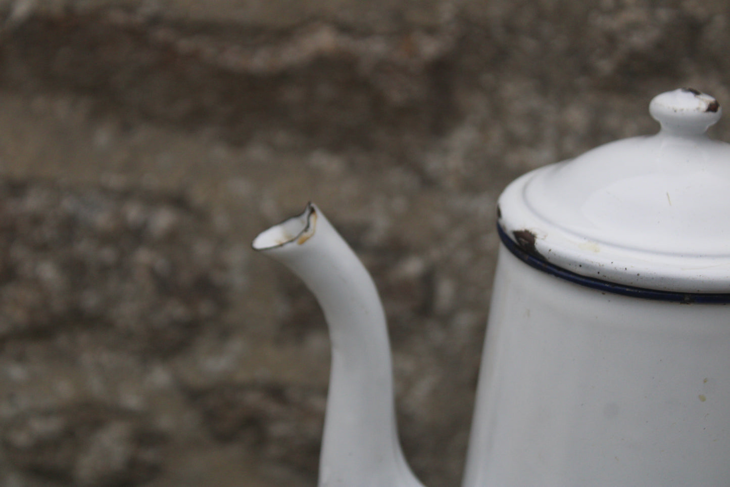 Ancienne cafetière en tôle émaillée blanche vintage