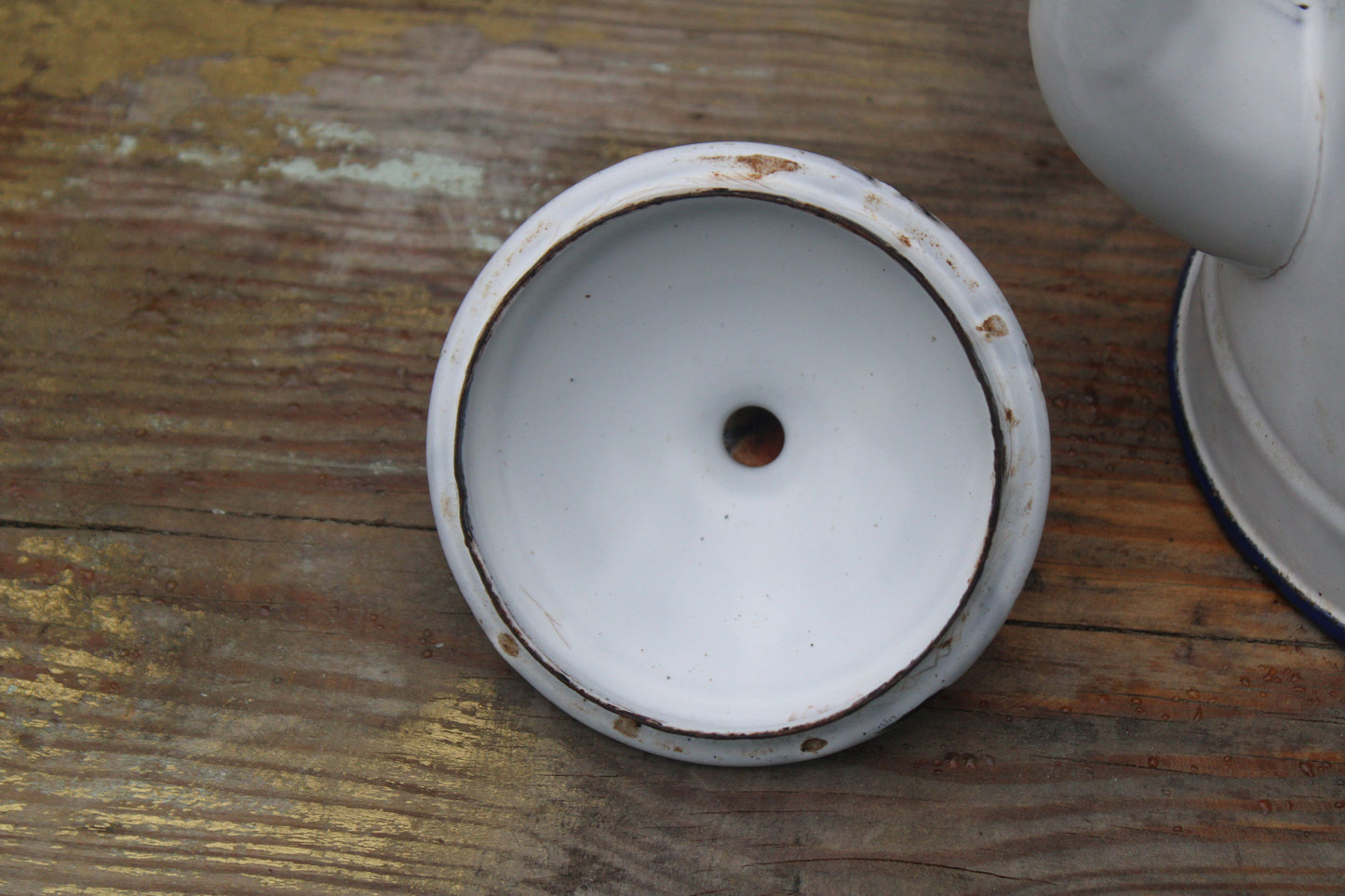 Ancienne cafetière en tôle émaillée blanche vintage